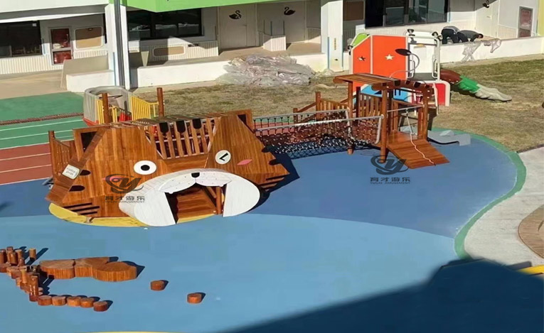 幼兒園室內(nèi)淘氣堡兒童木質(zhì)拓展滑梯大型戶外游樂(lè)設(shè)備案例_佛山萬(wàn)福幼兒園